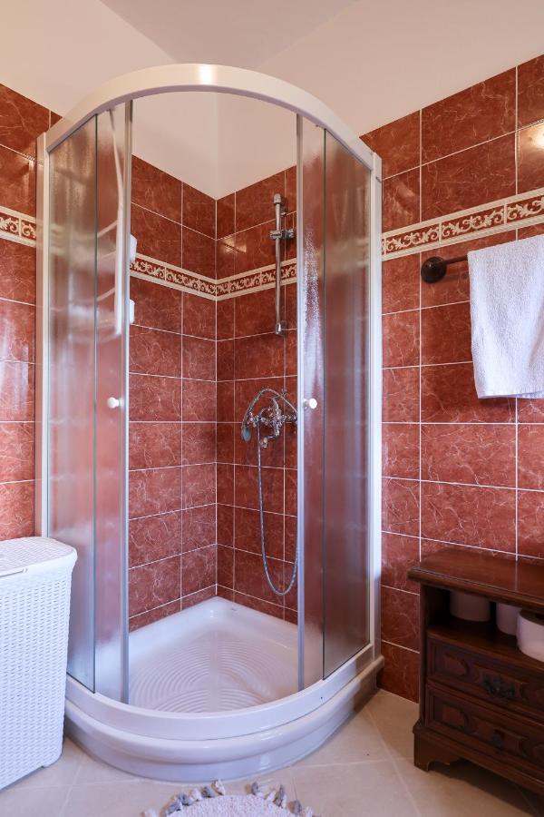 Villa Ena With Pool & Jacuzzi Donji Kasic エクステリア 写真